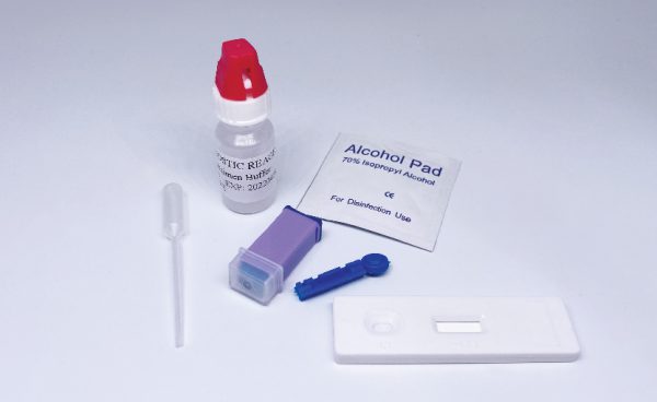 從保護袋中取出測試裝置,將其放在一個清潔的平面上。